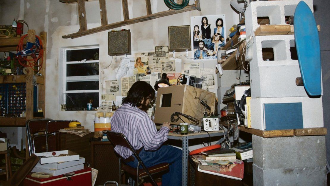 Steve Jobs en nu garage con una computadora