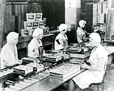 Mujeres colocando chocolates en cajas en la fabrica Hersheys