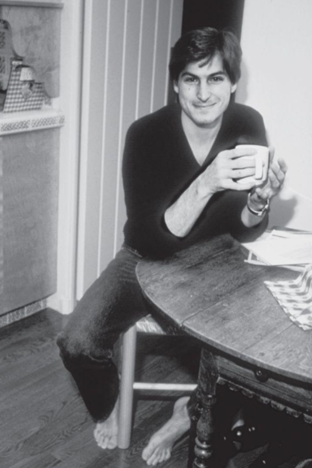 Steve Jobs joven bebiendo cafef