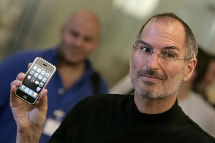Steve Jobs con un iPod