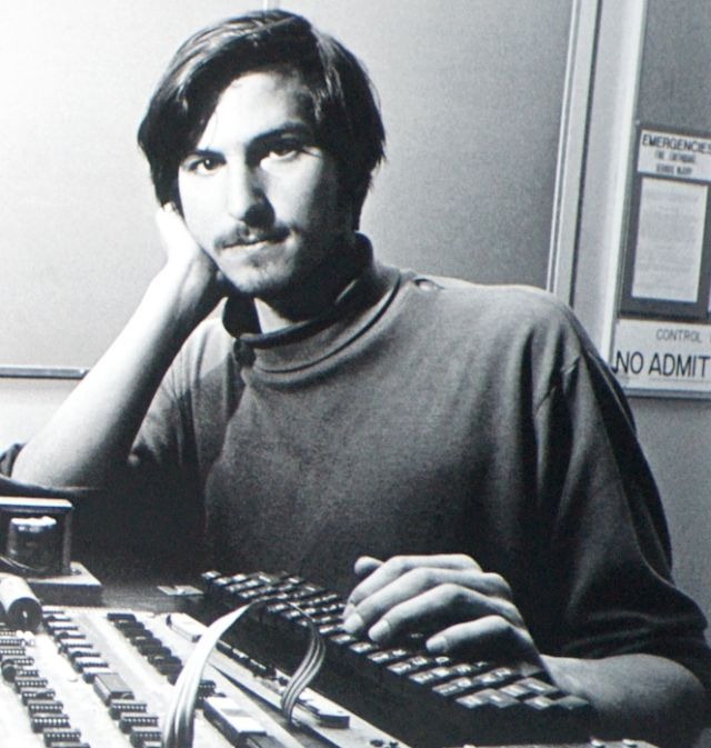 Steve Jobs joven con una computadora